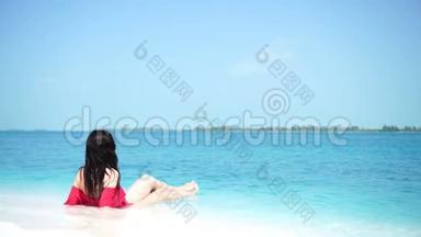 海滩上的年轻美女。 快乐的女孩享受热带度假的异国风情岛